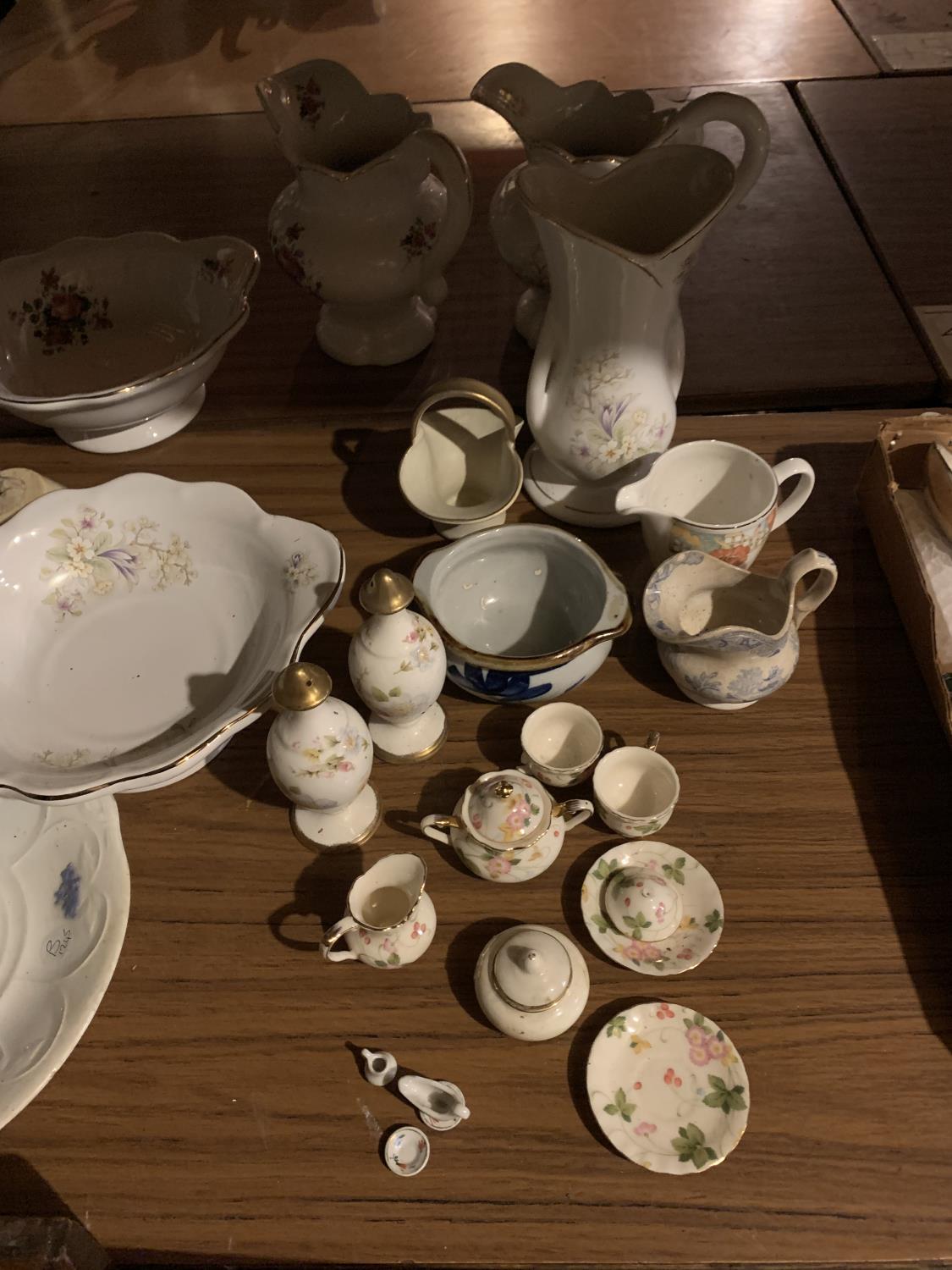 A SELECTION OF CERAMIC WARE TO INCLUDE A DOLL'S CHINA TEA SET, A PAIR OF JUGS ETC - Image 2 of 3