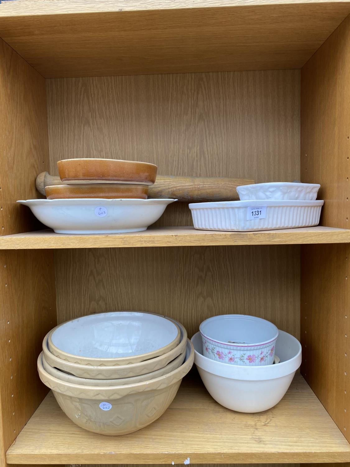 AN ASSORTMENT OF CERAMIC WARE TO INCLUDE MASON CASH MIXING BOWLS, ROLLING PIN ETC