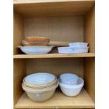 AN ASSORTMENT OF CERAMIC WARE TO INCLUDE MASON CASH MIXING BOWLS, ROLLING PIN ETC
