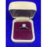 A 9 CARAT GOLD RING WITH A SINGLE PEARL GROSS WEIGHT APPROXIMATELY 2.1g IN A PRESENTATION BOX