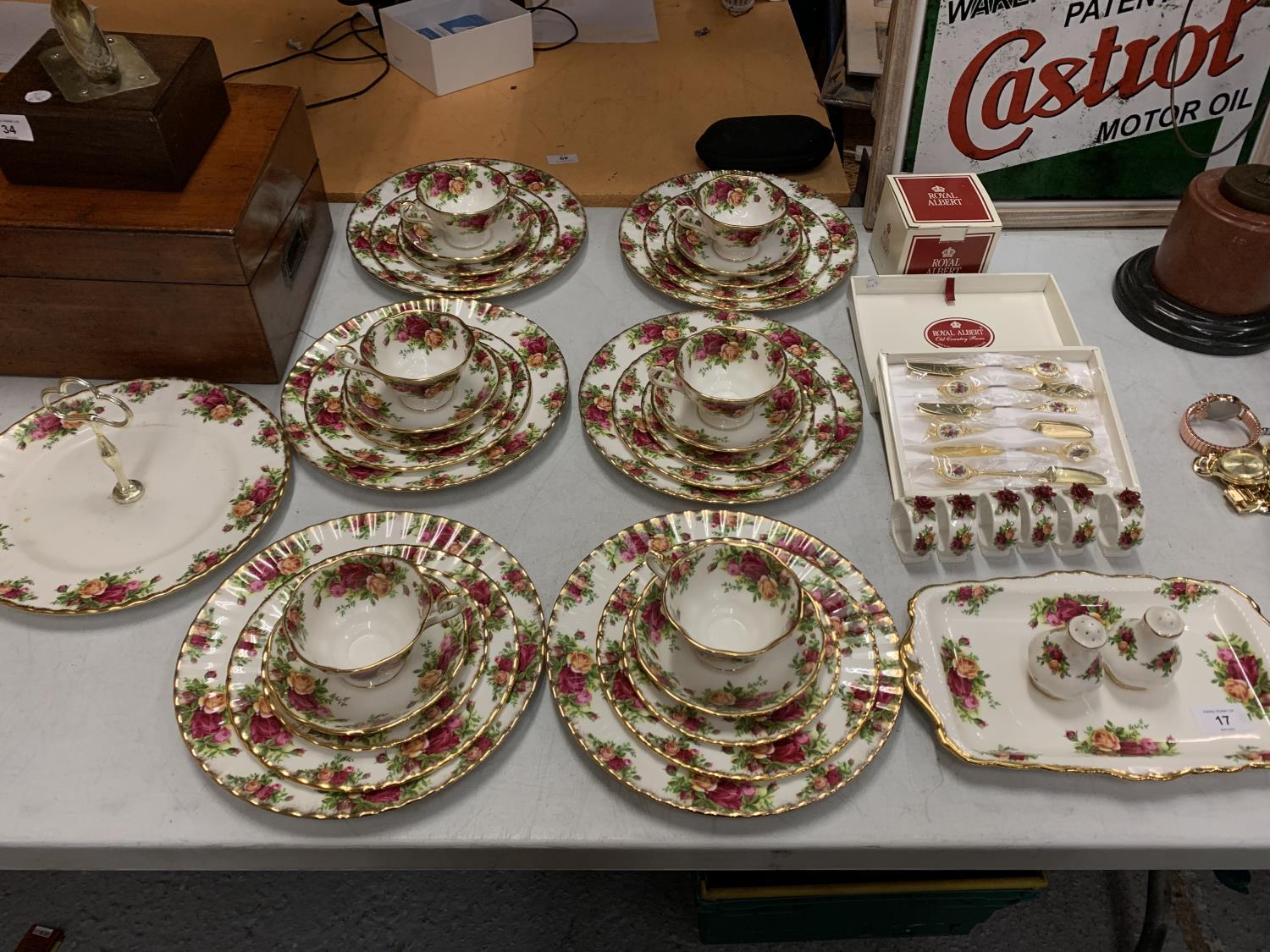 A LARGE COLLECTION OF ROYAL ALBERT "OLD COUNTRY ROSES" TO INCLUDE SIX PLACE SETTINGS, NAPKIN RINGS