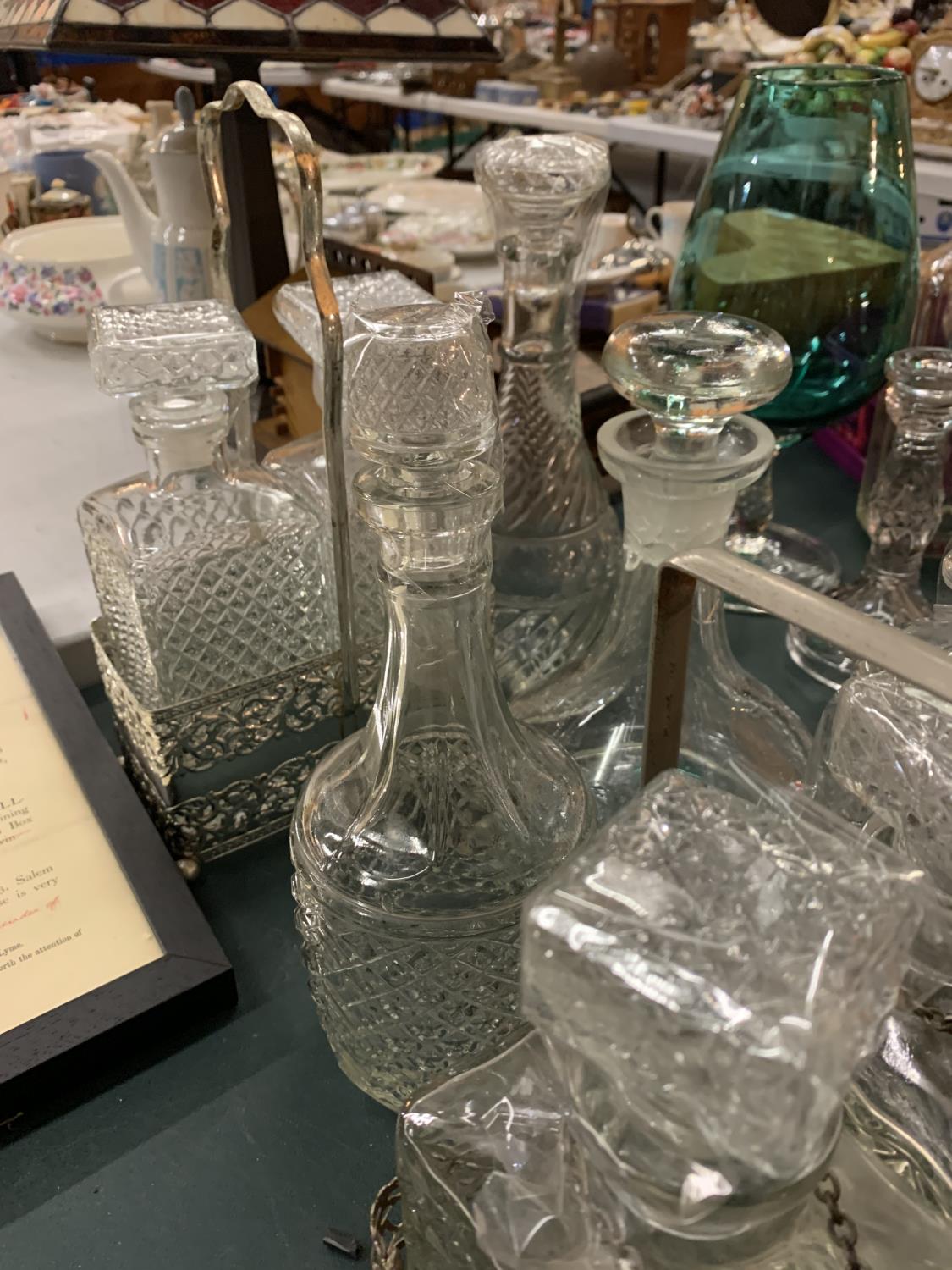 A LARGE COLLECTION OF VARIOUS GLASS DECANTERS TO INCLUDE TWO STANDS AND TWO SPIRIT LABELS - Image 3 of 4