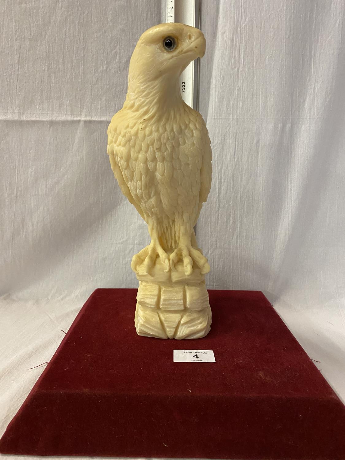A RESIN FIGURE OF A BIRD OF PREY - HEIGHT 28CMS - Image 2 of 3