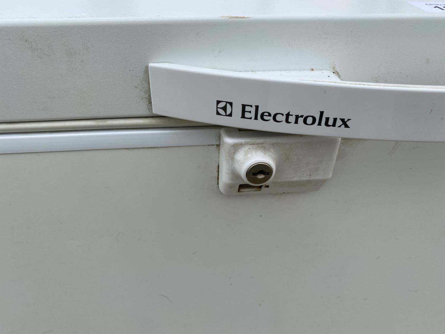 A WHITE ELECTROLUX CHEST FREEZER BELIEVED IN WORKING ORDER BUT NO WARRANTY - Image 2 of 5