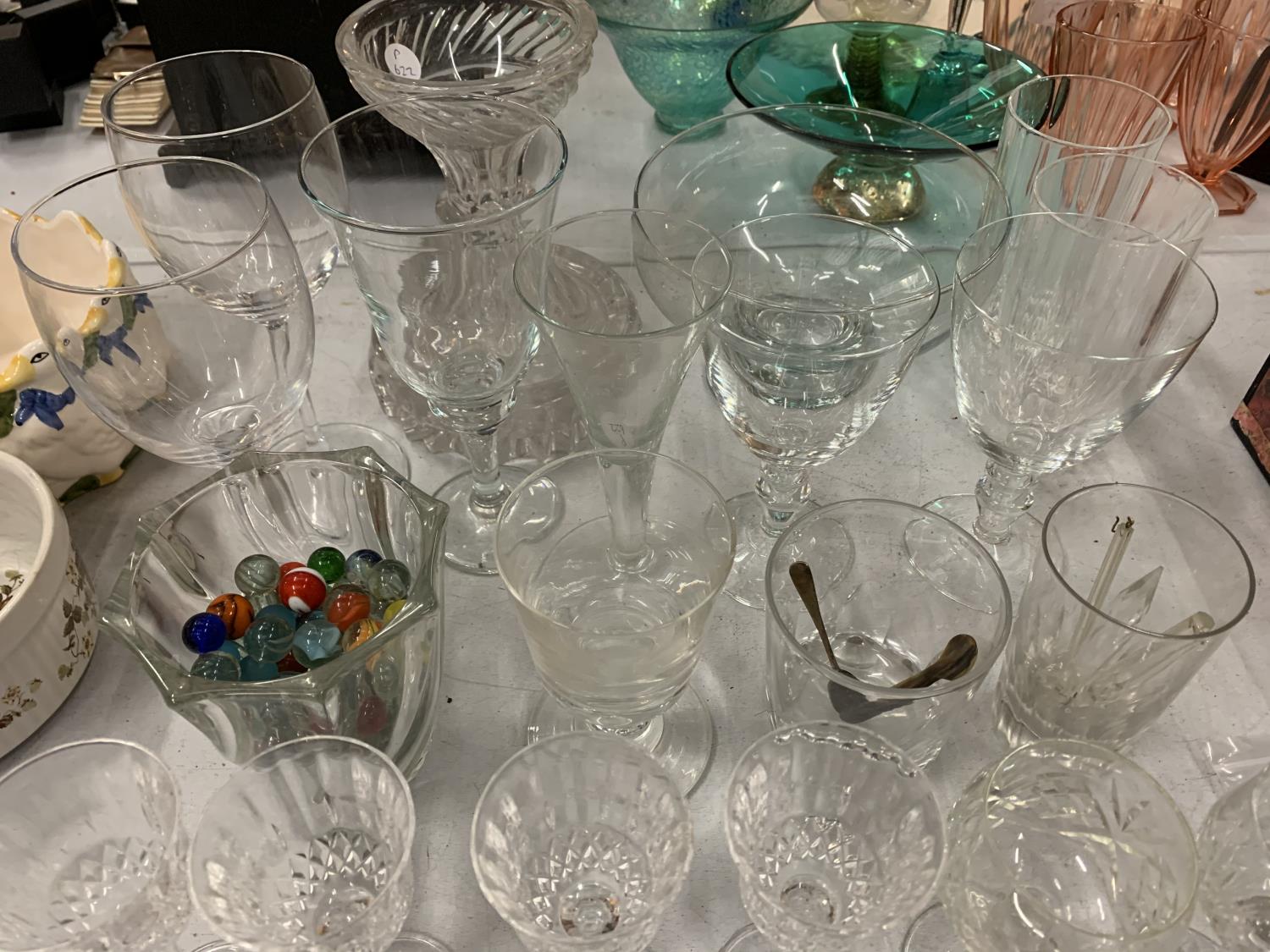 A LARGE COLLECTION OF MIXED GLASS WARE TO INCLUDE GLASSES - Image 4 of 4
