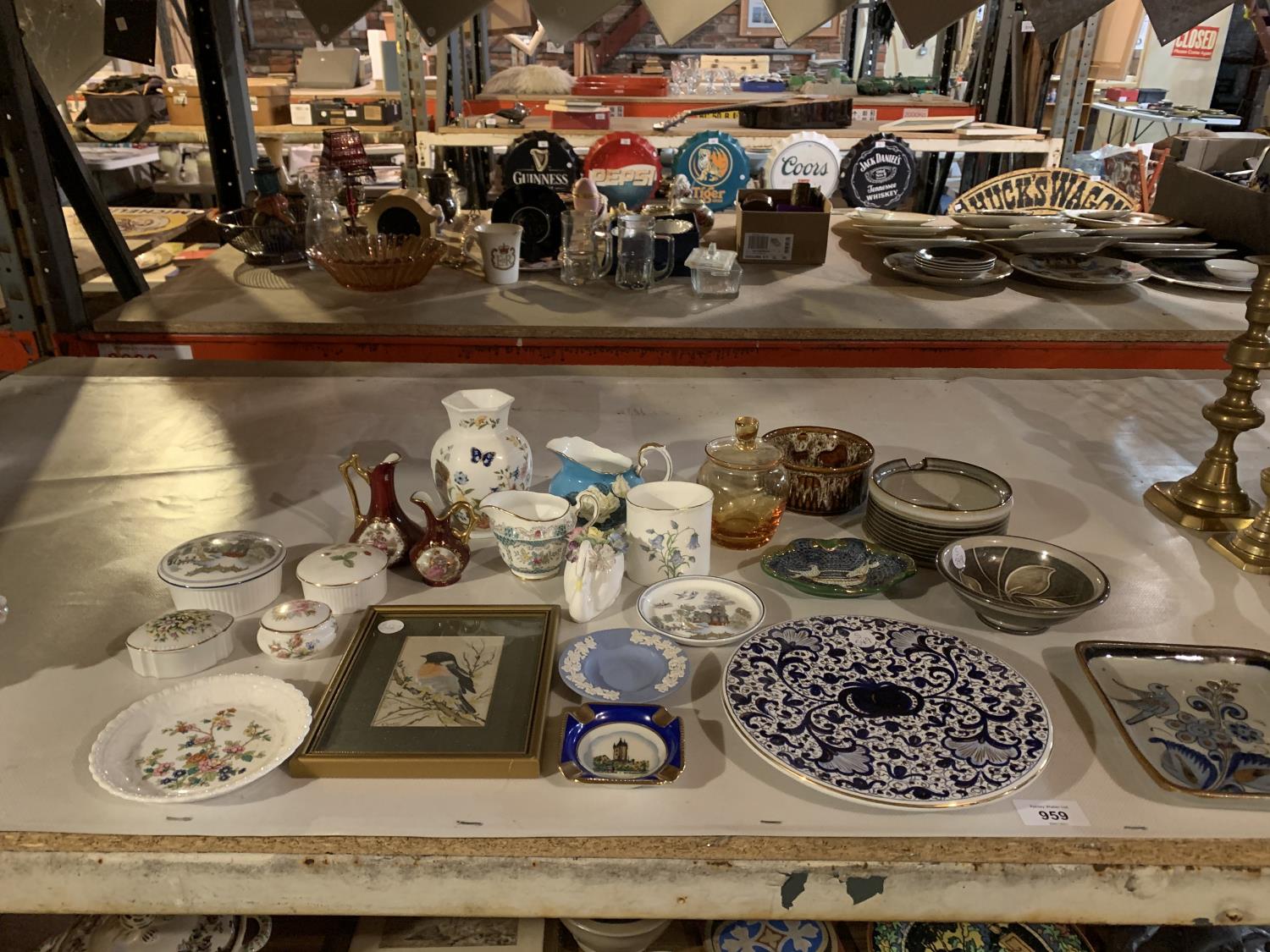 AN ASSORTMENT OF CERAMIC WARE TO INCLUDE EXAMPLES OF DENBY, COALPORT, AYNSLEY ETC