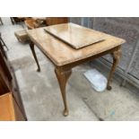 A MID 20TH CENTURY WALNUT DINING TABLE ON CABRIOLE LEGS