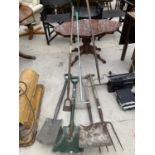 AN ASSORTMENT OF GARDEN TOOLS TO INCLUDE SHOVELS,SPADES AND RAKES ETC