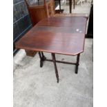 AN EARLY 20TH CENTURY RECTANGULAR MAHOGANY DROP LEAF TEA TABLE ON TURNED SUPPORTS