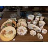 A LARGE ASSORTMENT OF VARIOUS CERAMICS AND GLASS WARE TO INCLUDE DECORATIVE PLATES AND BOWLS