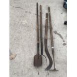 FOUR VINTAGE GARDEN TOOLS TO INCLUDE A PITCH FORK AND HOE ETC
