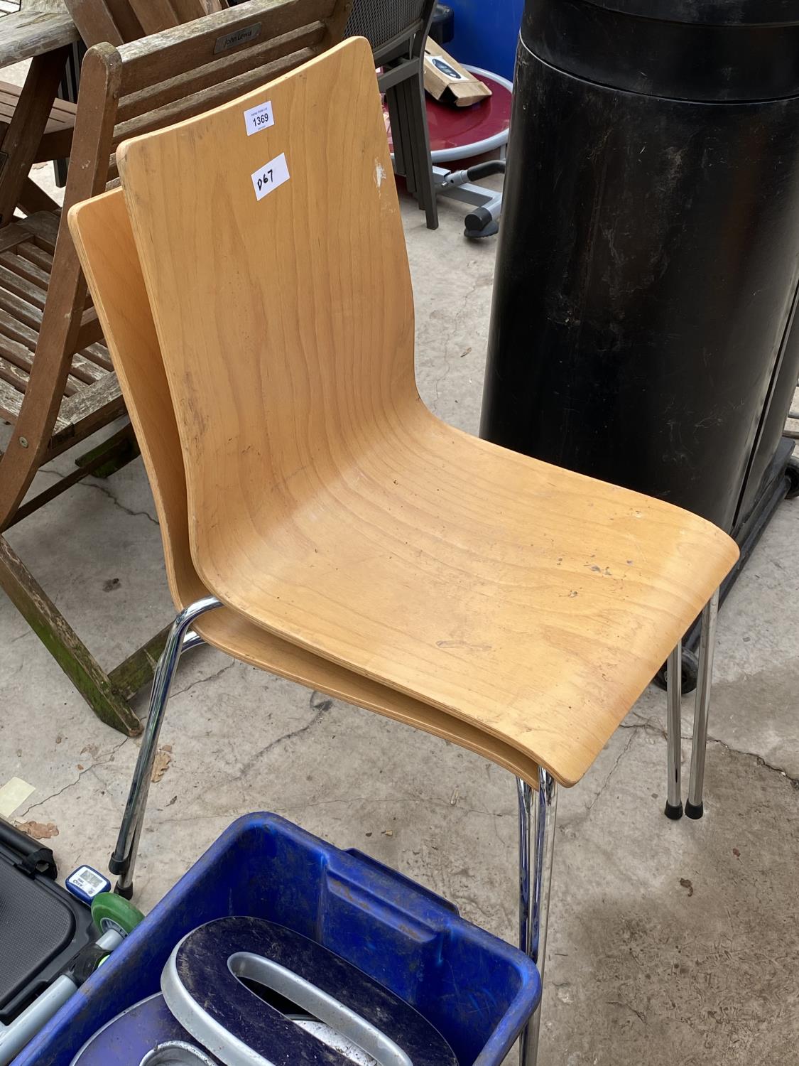 TWO STACKABLE KITCHEN CHAIRS, AN EXERCISE MACHINE AND AN ASSORTMENT OF LARGE LETTERS - Image 2 of 4