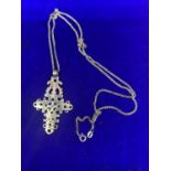 A SILVER CHAIN MARKED 925 WITH AN ORNATE CROSS STYLE PENDANT IN A PRESENTATION BOX
