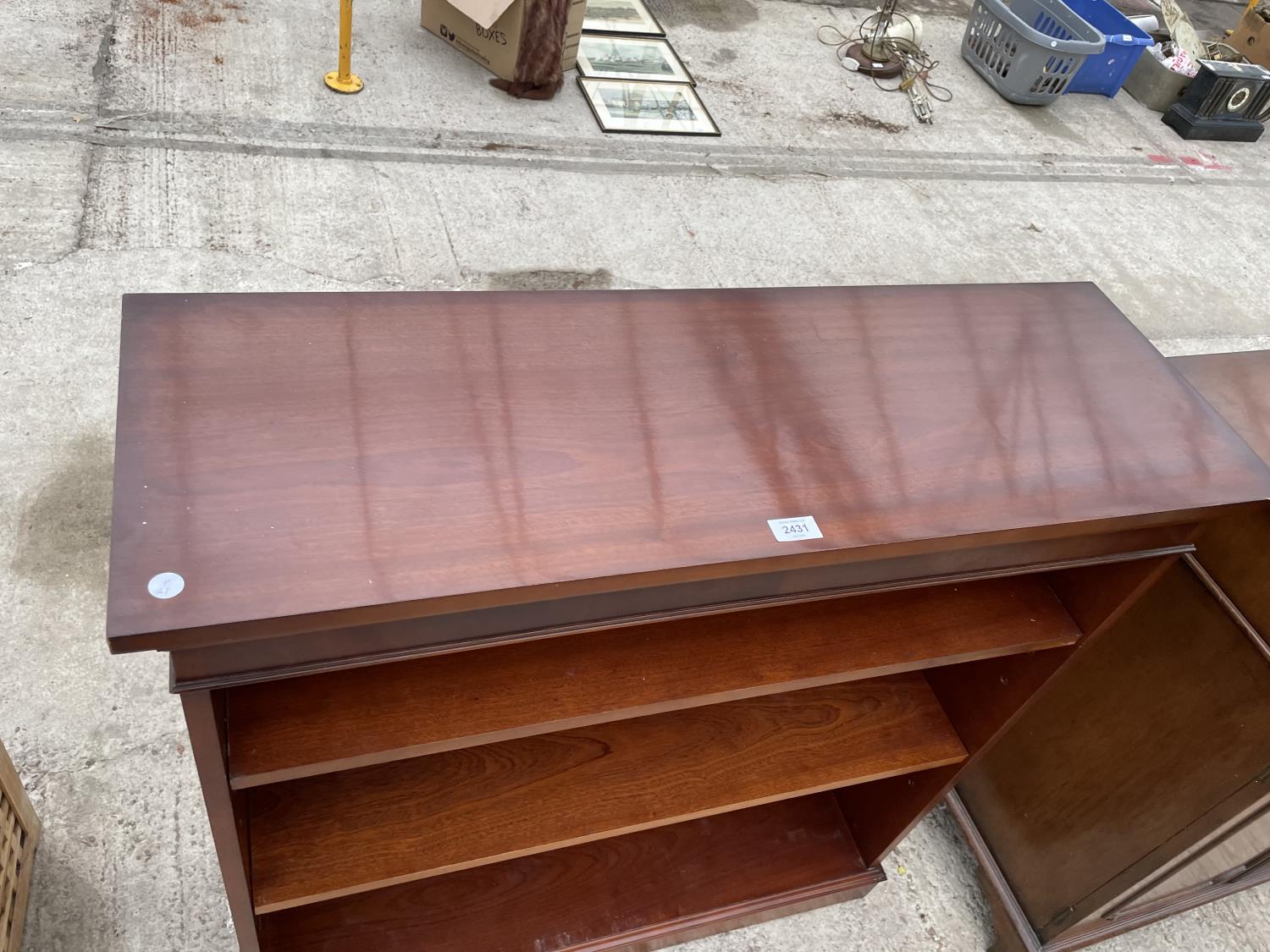 A MODERN MAHOGANY OPEN BOOKCASE, 38" WIDE - Image 2 of 3