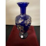 A BLUE GLASS URN WITH GOLD RELIEF FLOWER PATTERN (HEIGHT 26CM)
