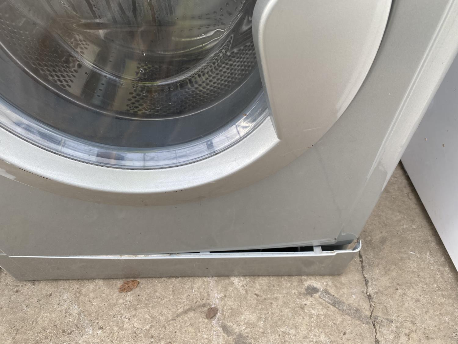 A SILVER INDESIT 7KG WASHING MACHINE BELIEVED IN WORKING ORDER BUT NO WARRANTY - Image 4 of 5