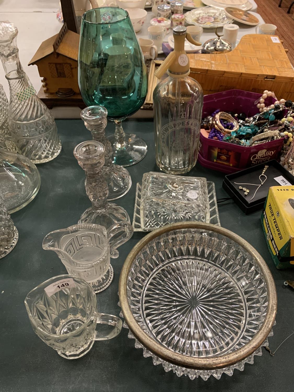 A COLLECTION OF GLASS WARE TO INCLUDE A SCHWEPPES LIMITED SODA SYPHON