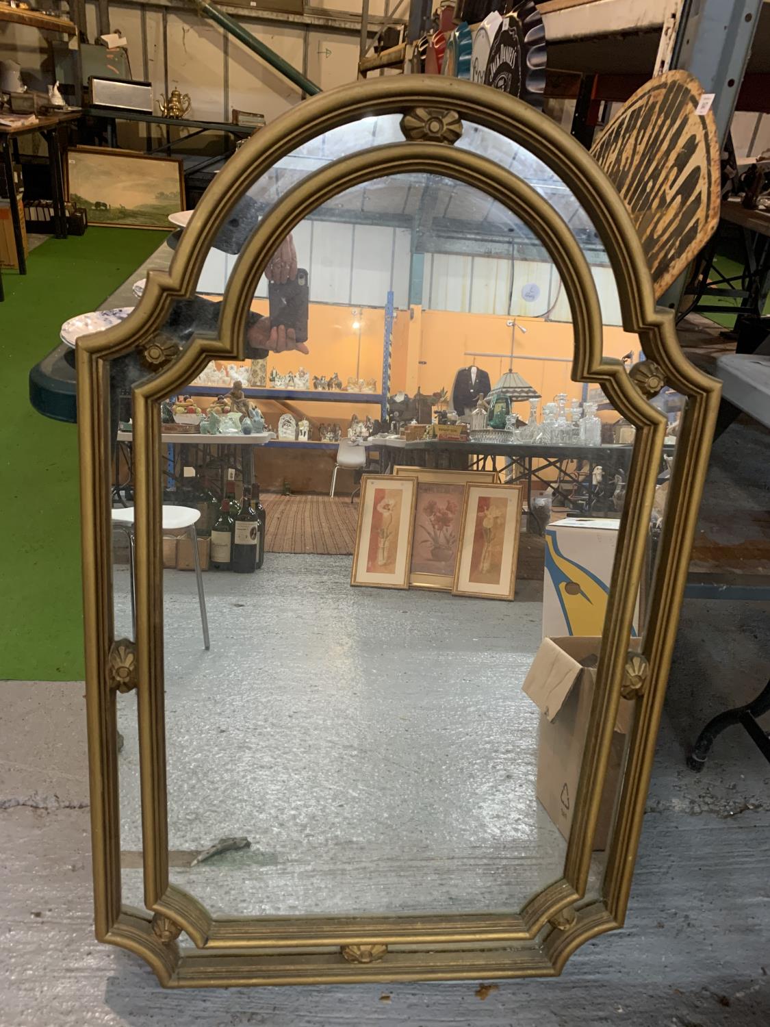 A LARGE ORNATE GILT FRAMED WALL MIRROR