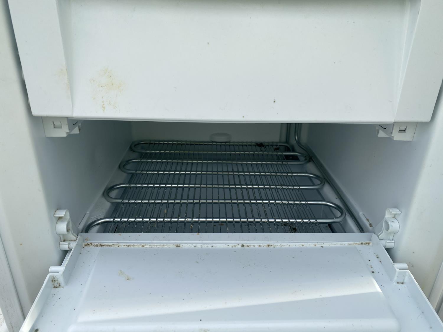 A WHITE FRIGIDAIRE UPRIGHT FREEZER BELIEVED IN WORKING IORDER BUT NO WARRANTY - Image 4 of 6