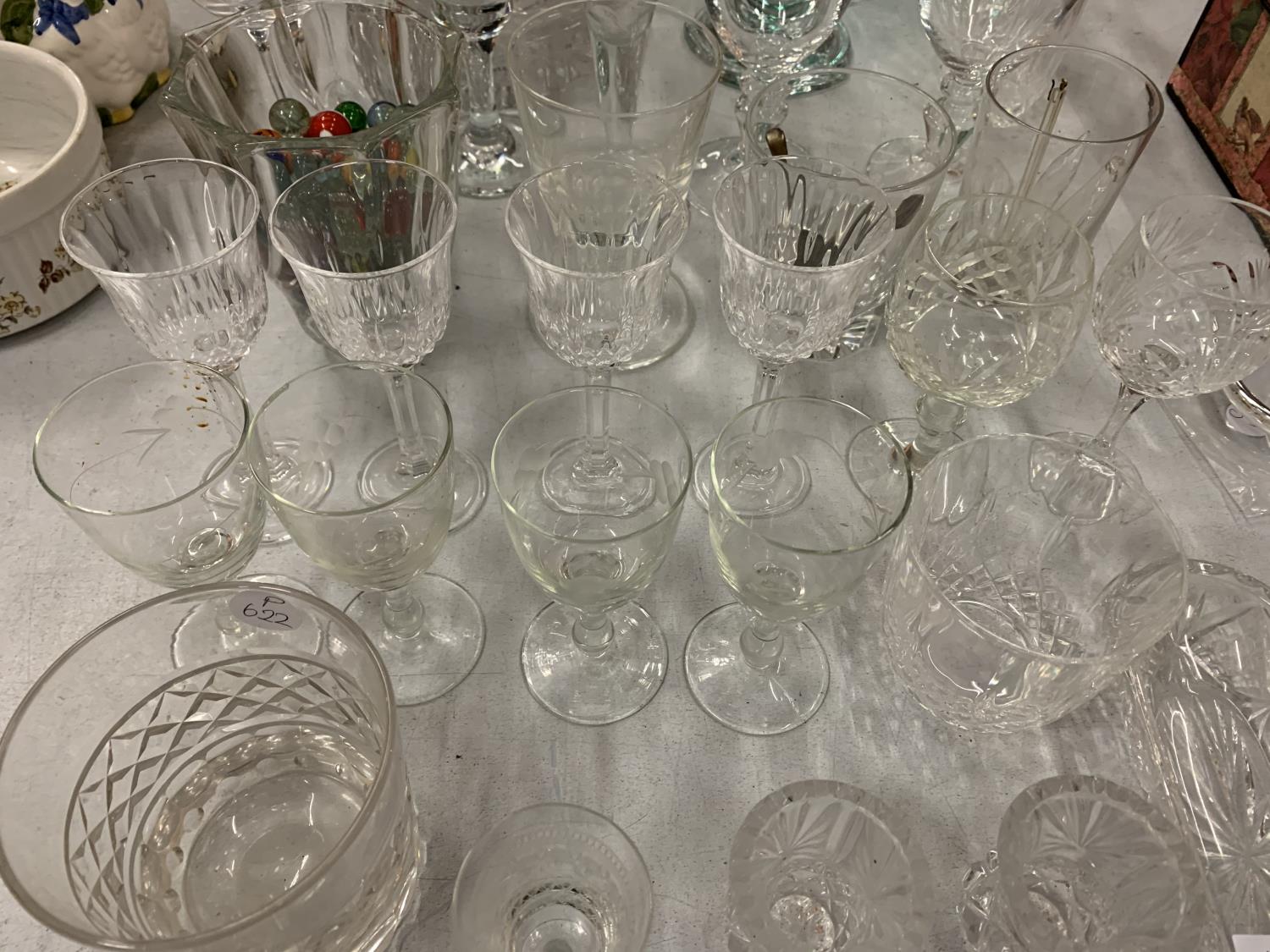 A LARGE COLLECTION OF MIXED GLASS WARE TO INCLUDE GLASSES - Image 3 of 4