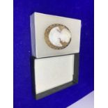 A 9 CARAT GOLD CAMEO BROOCH WITH PRESENTATION BOX