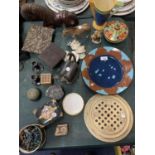 AN ASSORTMENT OF VARIOUS COLLECTABLE ITEMS TO INCLUDE STUDIO POTTERY, WOODEN PATTERN STAMPS ETC