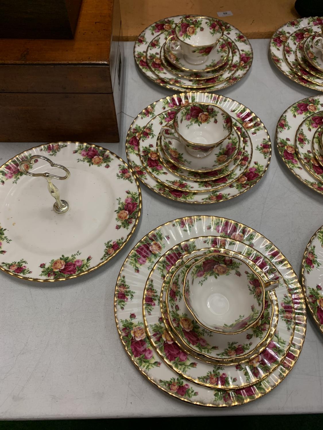 A LARGE COLLECTION OF ROYAL ALBERT "OLD COUNTRY ROSES" TO INCLUDE SIX PLACE SETTINGS, NAPKIN RINGS - Image 4 of 4