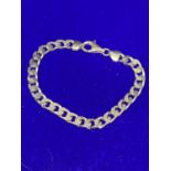 A HEAVY SILVER BRACELET WITH FLAT CURB LINK DESIGN MARKED 925 IN A PRESENTATION BOX