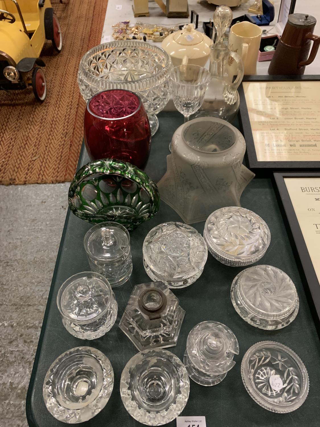 A COLLECTION OF MIXED GLASS WARE TO INCLUDE DECORATIVE LAMP SHADE