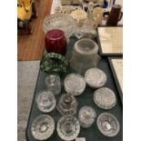 A COLLECTION OF MIXED GLASS WARE TO INCLUDE DECORATIVE LAMP SHADE
