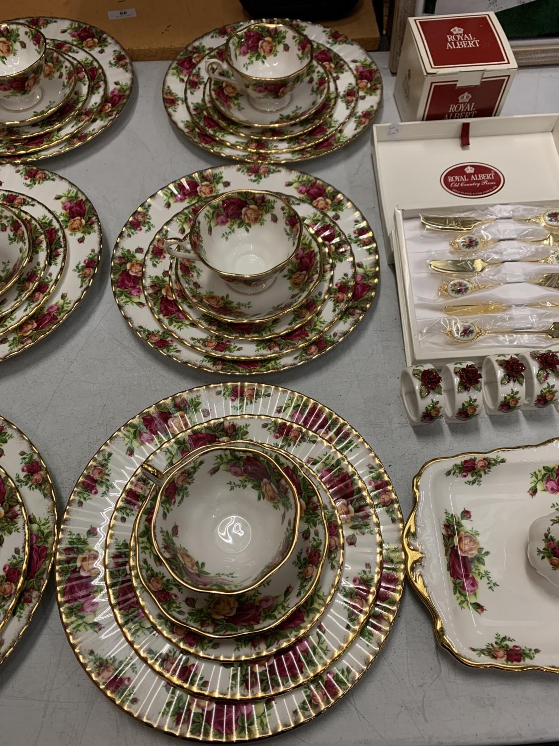 A LARGE COLLECTION OF ROYAL ALBERT "OLD COUNTRY ROSES" TO INCLUDE SIX PLACE SETTINGS, NAPKIN RINGS - Image 3 of 4