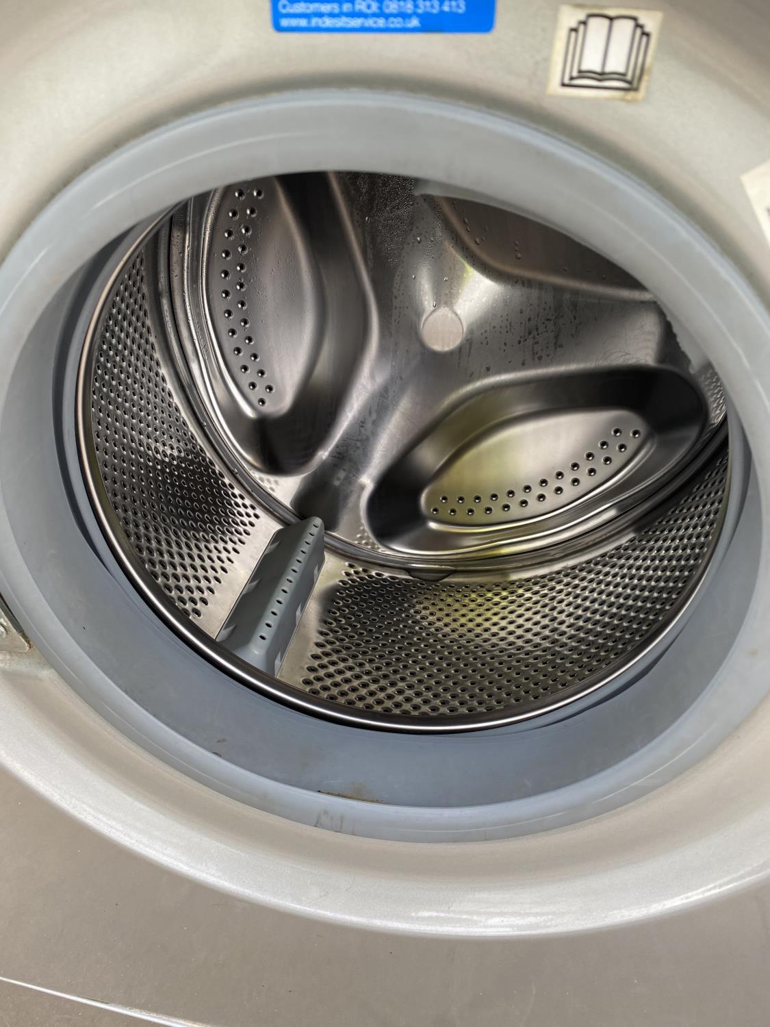 A SILVER INDESIT 7KG WASHING MACHINE BELIEVED IN WORKING ORDER BUT NO WARRANTY - Image 5 of 5