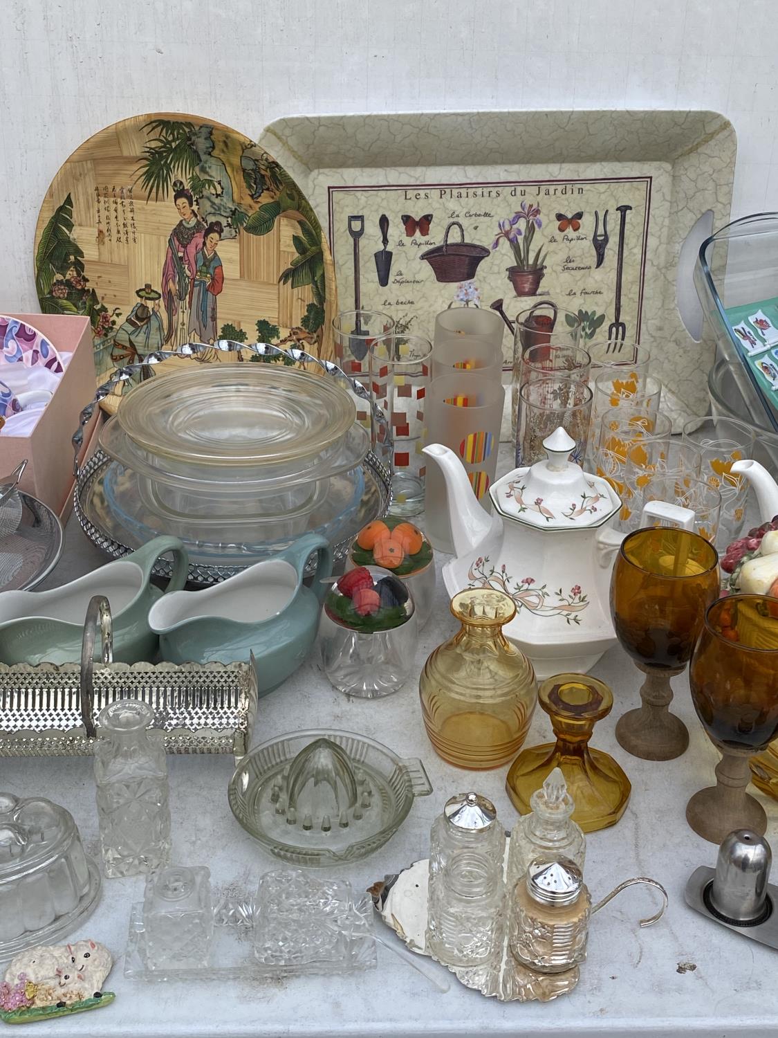 A LARGE ASSORTMENT OF CERAMIC AND GLASS WARE TO INCLUDE KITCHEN SCALES, POTS AND PANS, LARGE SALAD - Image 5 of 6