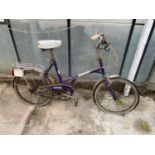 A VINTAGE DAWES SHOPPER BICYCLE