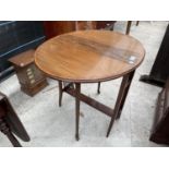 A VICTORIAN CIRCULAR MAHOGANY DROP LEAF TEA TABLE