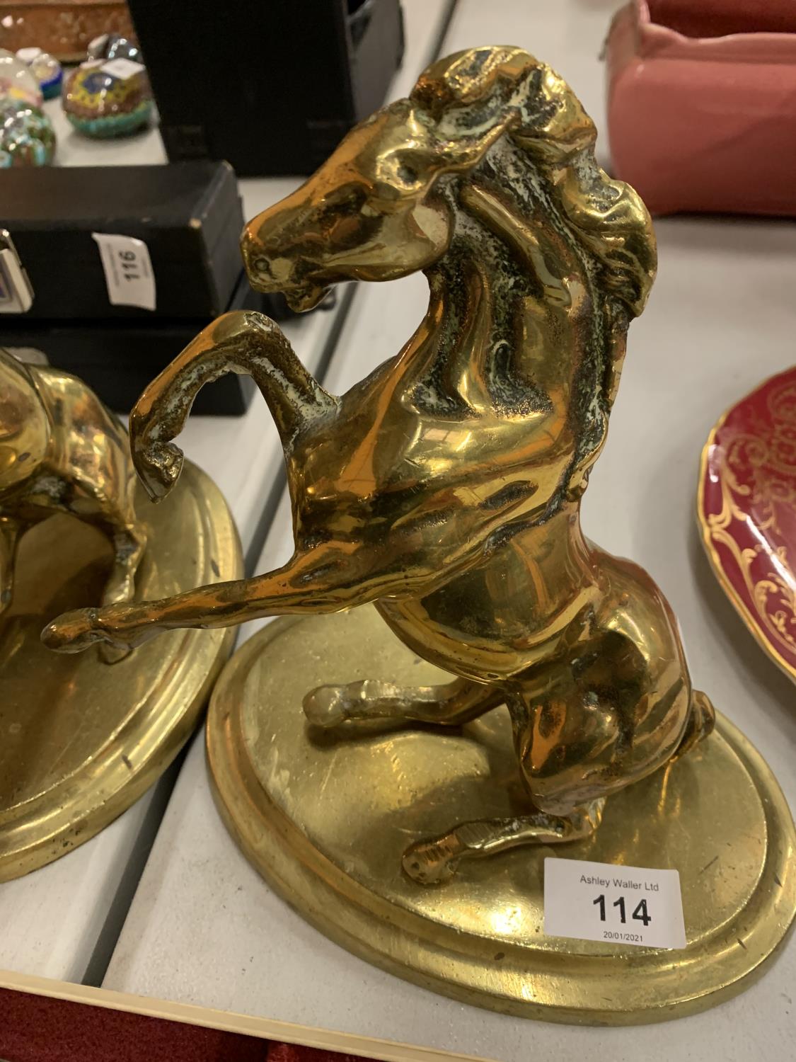 A PAIR OF BRASS REARING HORSES ON PLINTHS AND A INKERMAN SHEFFIELD CHEESE KNIFE - Bild 2 aus 4