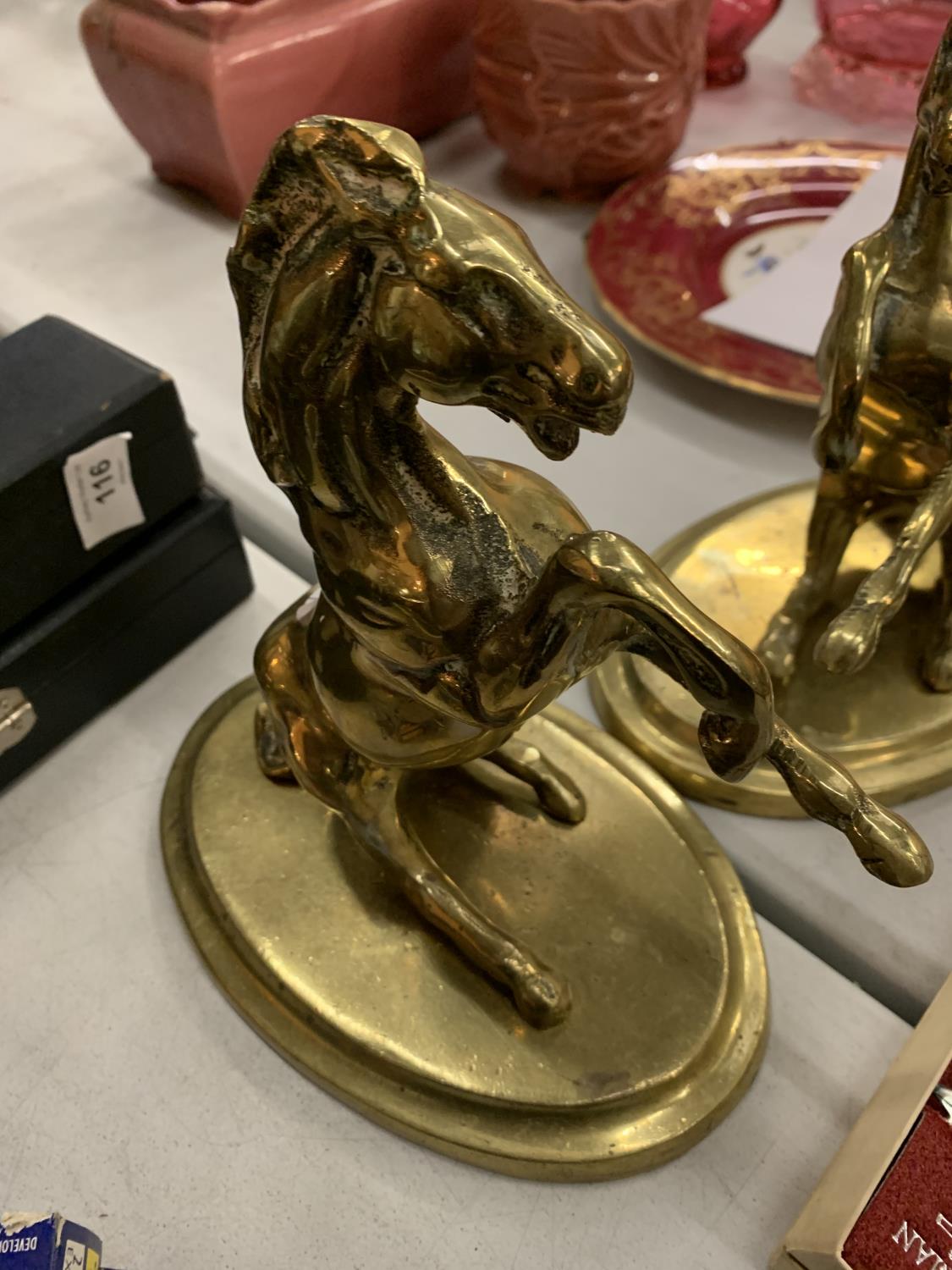 A PAIR OF BRASS REARING HORSES ON PLINTHS AND A INKERMAN SHEFFIELD CHEESE KNIFE - Bild 3 aus 4