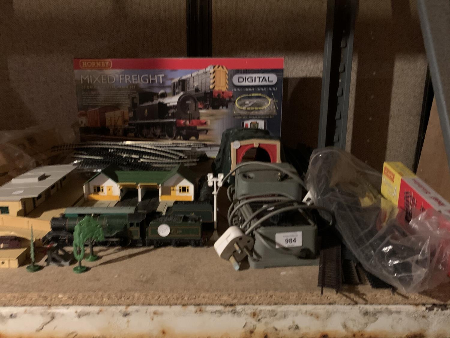 A LARGE QUANTITY OF MODEL RAILWAY ITEMS TO INCLUDE HORNBY, METAL TRAINS AND TRACK ETC