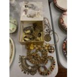 AN ASSORTMENT OF COSTUME JEWELLERY TO INCLUDE NECKLACES