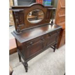 AN EARLY 20TH CENTURY OAK MIRROR BACK SIDEBOARD ON TURNED FRONT LEGS