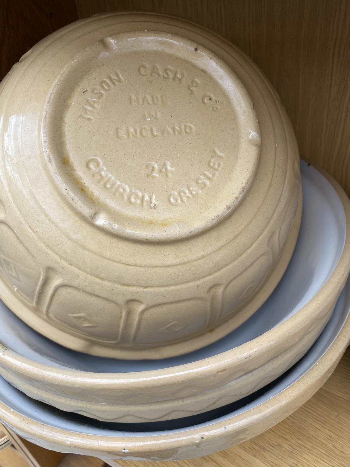 AN ASSORTMENT OF CERAMIC WARE TO INCLUDE MASON CASH MIXING BOWLS, ROLLING PIN ETC - Image 2 of 4