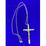 A SILVER NECKLACE MARKED 925 AND A LARGE JESUS ON THE CROSS PENDANT MARKED ITALY WITH A PRESENTATION