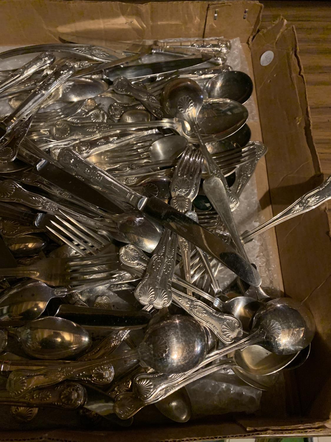 A LARGE ASSORTMENT OF FLATWARE TO ALSO INCLUDE A LADLE AND A GATEAU SERVER - Image 2 of 3