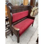 A 20TH CENTURY UPHOLSTERED SETTLE, 54" WIDE