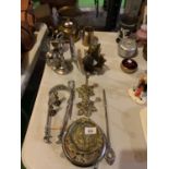 A LARGE COLLECTION OF MIXED METAL WARE TO INCLUDE BRASS AND COPPER ITEMS INCLUDING KETTLE, BELL, ICE