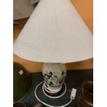 A CHINA TABLE LAMP WITH GREEN DESIGN AND GOLD DETAIL TO INCLUDE A CREAM SHADE