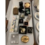 AN ASSORTMENT OF COSTUME JEWELLERY AND COMPACTS