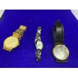 THREE VARIOUS WRIST WATCHES TO INCLUDE A YELLOW METAL, WHITE METAL AND A BLACK LEATHER STRAP EXAMPLE