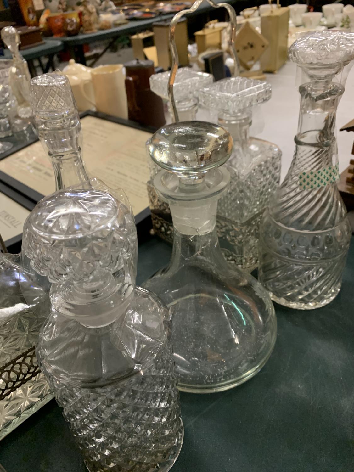 A LARGE COLLECTION OF VARIOUS GLASS DECANTERS TO INCLUDE TWO STANDS AND TWO SPIRIT LABELS - Image 4 of 4