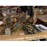 AN ECLECTIC ASSORTMENT OF VARIOUS BRASSWARE AND CERAMICS TO INCLUDE A TOASTING FORK, TRIVET ETC